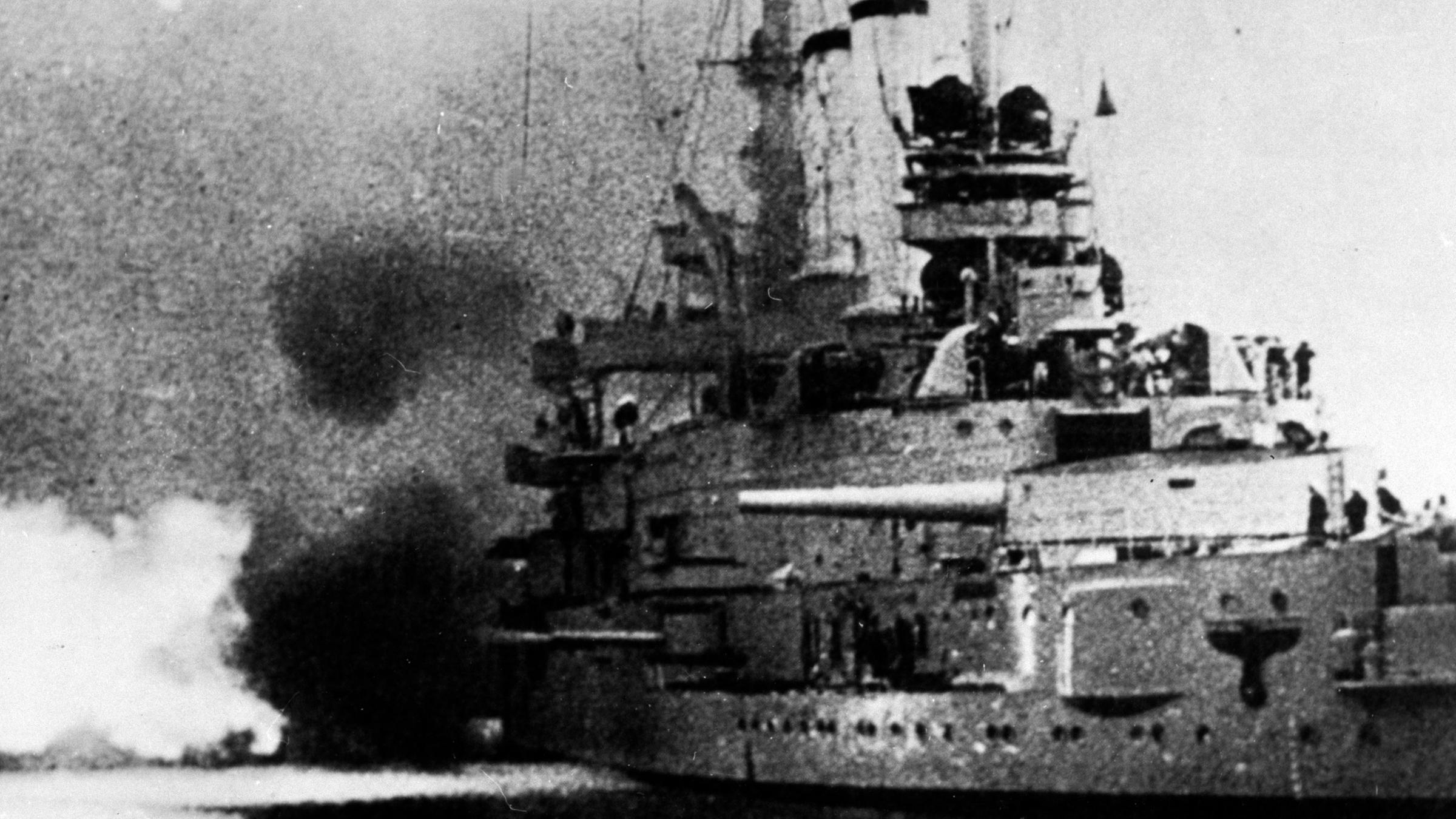 Archiv: Das deutsche Linienschiff "Schleswig- Holstein" beschießt am Morgen des 01.09.1939 die Westerplatte bei Danzig