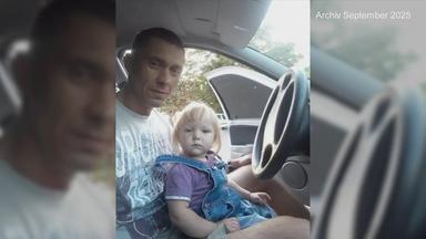 Polina und ihr Vater sitzen in einem Auto
