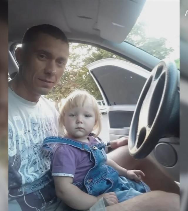 Polina und ihr Vater sitzen in einem Auto