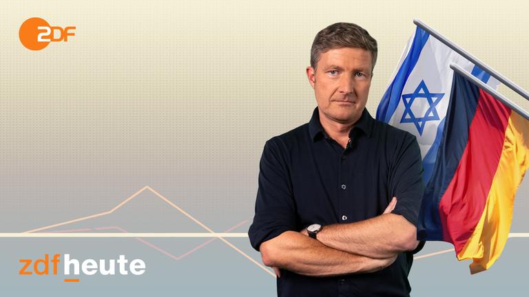 Moderator Stefan Leifert vor israelischer und deutscher Flagge