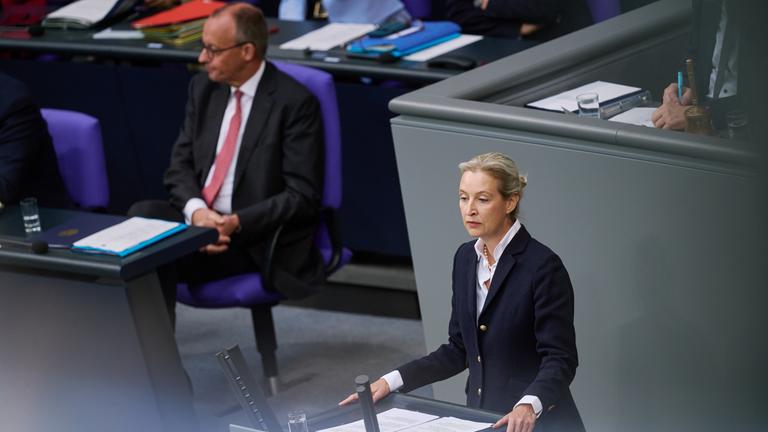 Friedrich Merz und Alice Weidel in einem Bildausschnitt von dem Bundestag