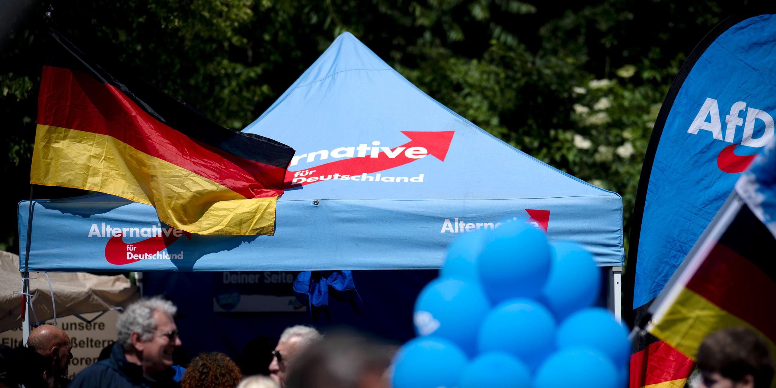 Stand der Partei AfD bei einer Kundgebung und Demonstration der rechtsextrem eingestuften Partei am 24.05.2025 in Berlin.