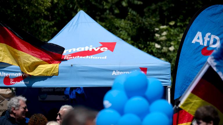 Stand der Partei AfD bei einer Kundgebung und Demonstration der rechtsextrem eingestuften Partei am 24.05.2025 in Berlin.