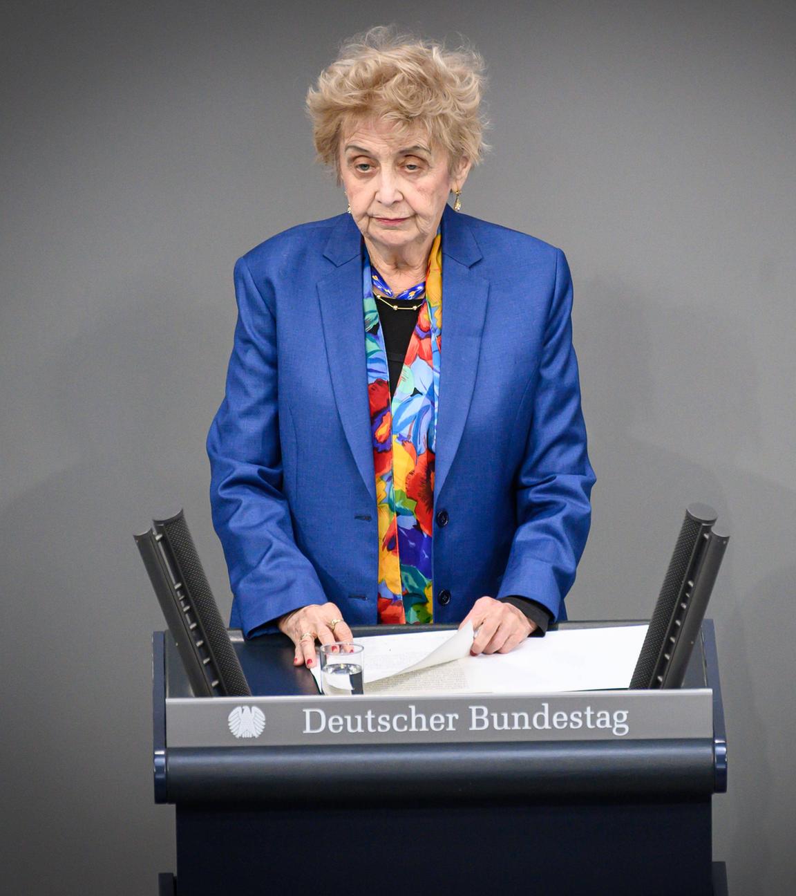 Tova Friedman während einer Rede im Bundestag.