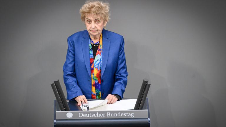 Tova Friedman während einer Rede im Bundestag.