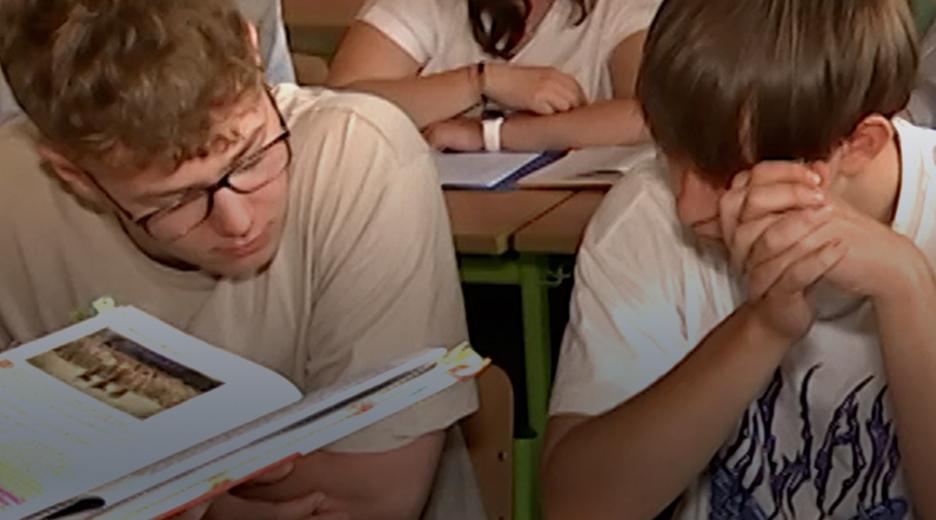 Schüler aus Sachsen-Anhalt sitzen an einem Tisch.