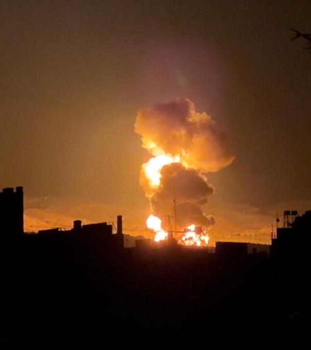 Flammen schlagen aus einem Öllager südlich der Hauptstadt Teheran empor, während die Stadt im Zuge der US-amerikanisch-israelischen Militärkampagne angegriffen wird.