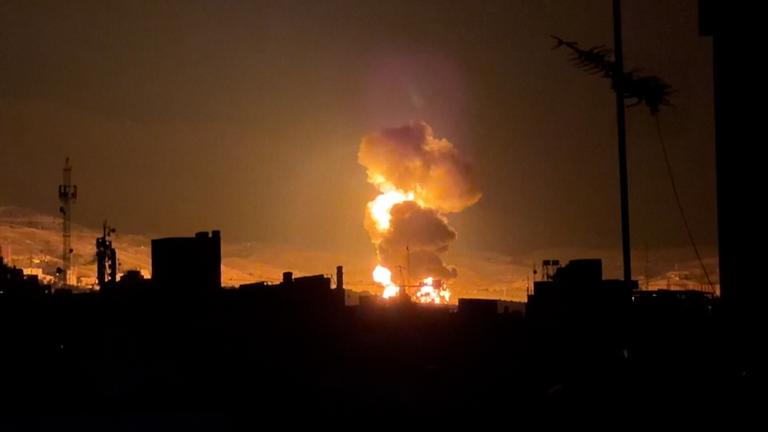 Flammen schlagen aus einem Öllager südlich der Hauptstadt Teheran empor, während die Stadt im Zuge der US-amerikanisch-israelischen Militärkampagne angegriffen wird.