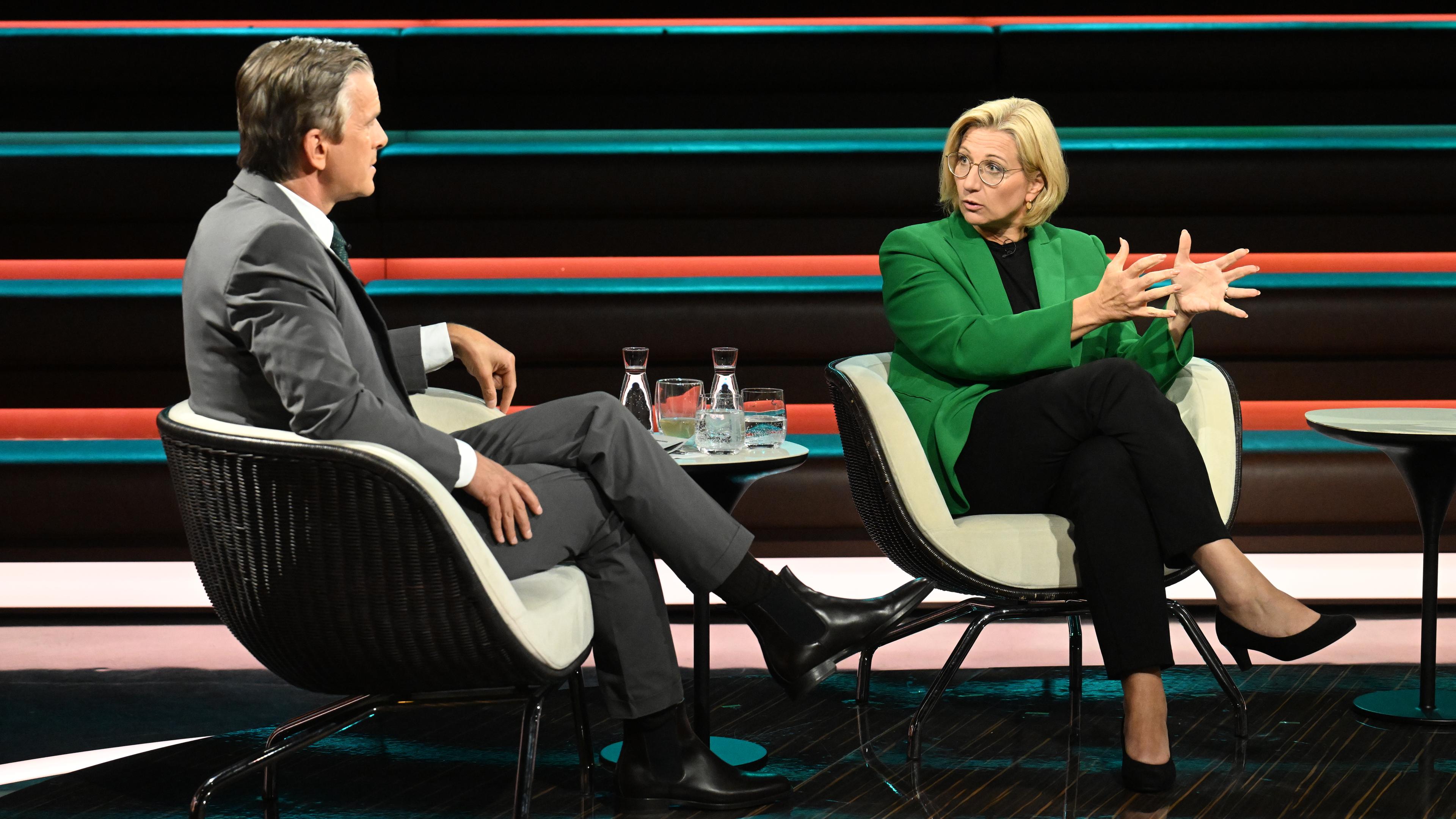 Anke Rehlinger (SPD) sitzt in der Talkshow Markus Lanz auf einem Stuhl.