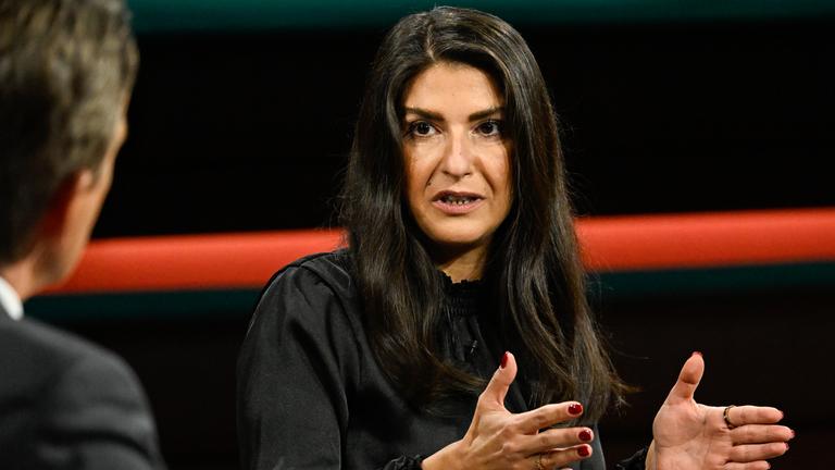 CDU-Politikerin Serap Güler im Talk bei Markus Lanz blickt in die Kamera.
