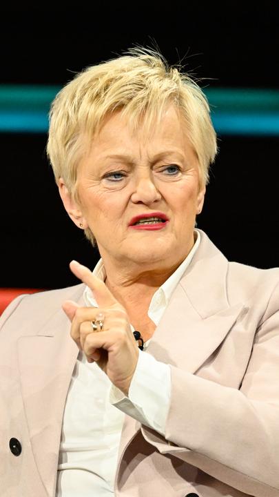 Kynast sitzt gestikulierend und in hellem Anzug bei Lanz.