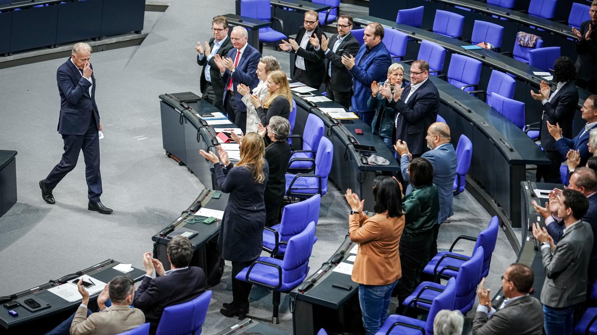 14.12.2023, Berlin: Jürgen Trittin von Bündnis90/Die Grünen, nimmt den Beifall seiner Fraktion nach seiner letzten Rede im Bundestag entgegen. 