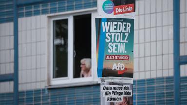 Auf dem Bild sind Wahlkampfplakate (von oben nach unten) der Partei Die Linke, der rechtsextremen Alternative für Deutschland (AfD) und des Bündnisses Sahra Wagenknecht (BSW) zu sehen, aufgenommen am 4. September 2026 in Magdeburg (Ostdeutschland).