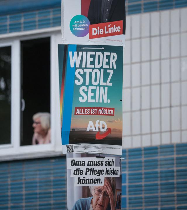 Auf dem Bild sind Wahlkampfplakate (von oben nach unten) der Partei Die Linke, der rechtsextremen Alternative für Deutschland (AfD) und des Bündnisses Sahra Wagenknecht (BSW) zu sehen, aufgenommen am 4. September 2026 in Magdeburg (Ostdeutschland).