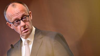 07.05.2026, Berlin: Bundeskanzler Friedrich Merz (CDU) spricht während des IHK-Tags zum Thema "Wie wird Wirtschaft(en) in Deutschland einfacher?" im Haus der Deutschen Wirtschaft.