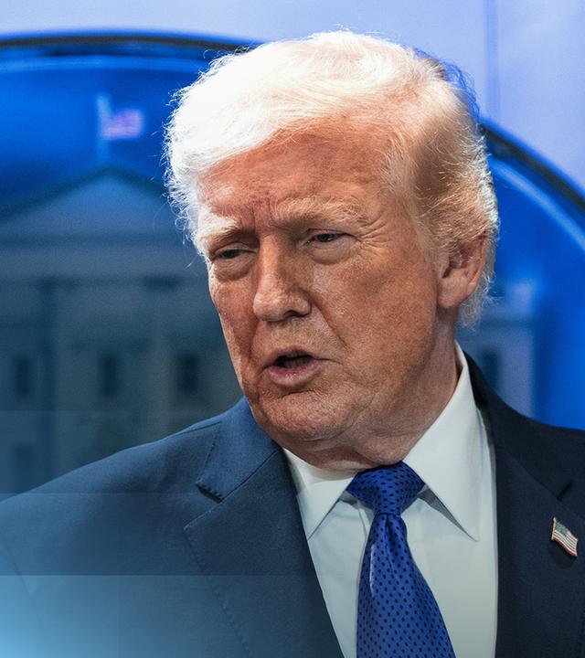 Der US-Präsident Donald Trump im Anzug. Im Hintergund ist leicht das Weiße Haus zu erkennen