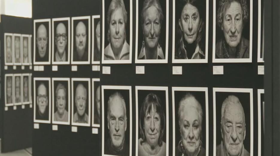 Bilder von politischen Häftlingen in der DDR hängen an einer Ausstellungswand