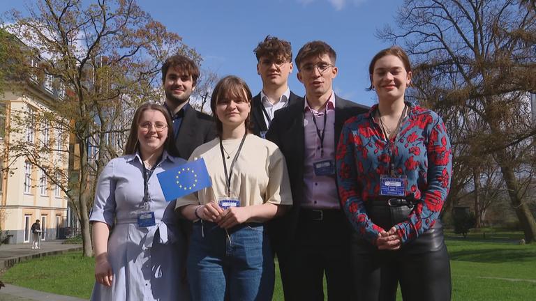 Mitglieder des Europäischen Jugendparlaments in Hamburg 