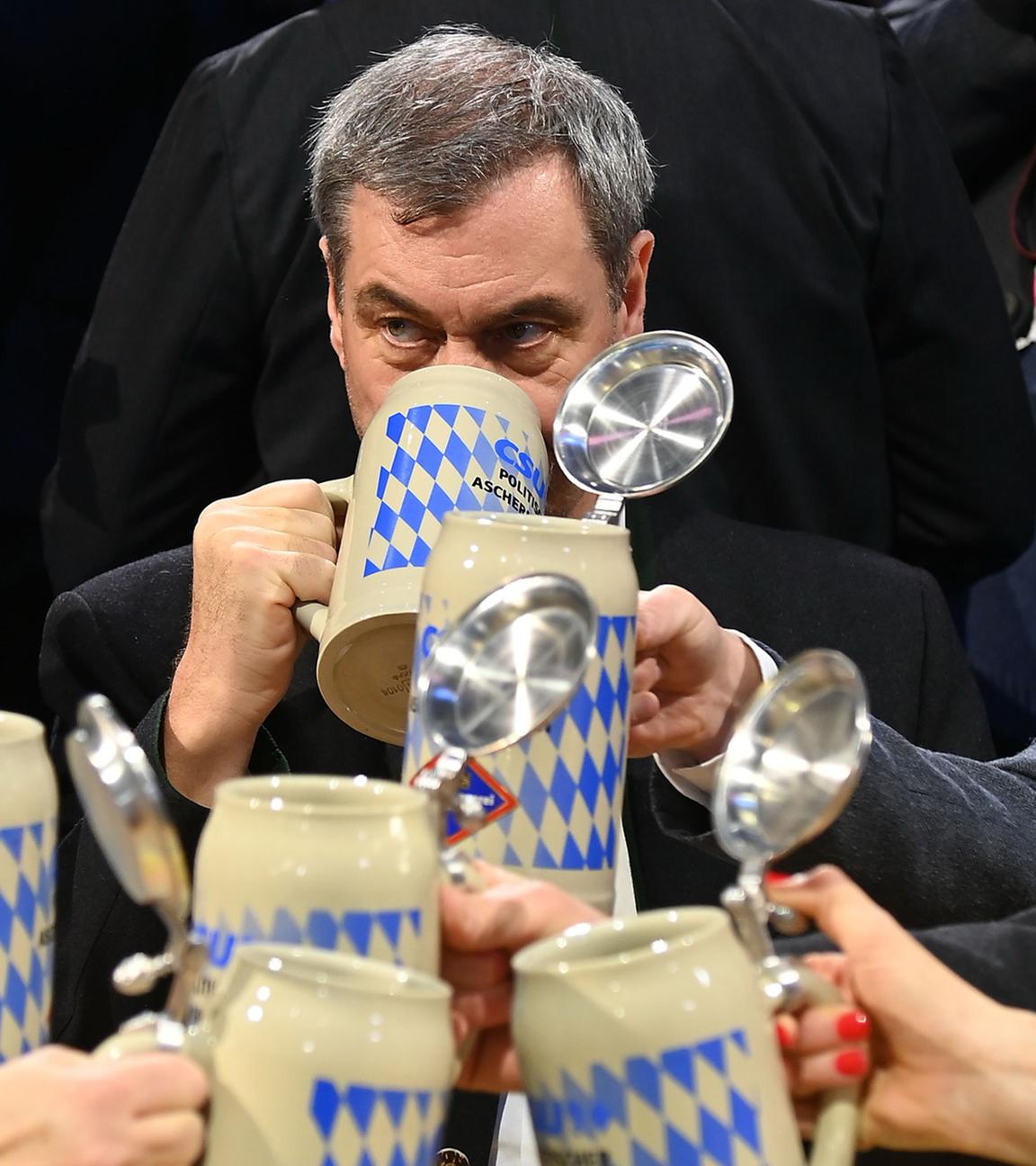 Markus Söder trinkt aus Maßkrug