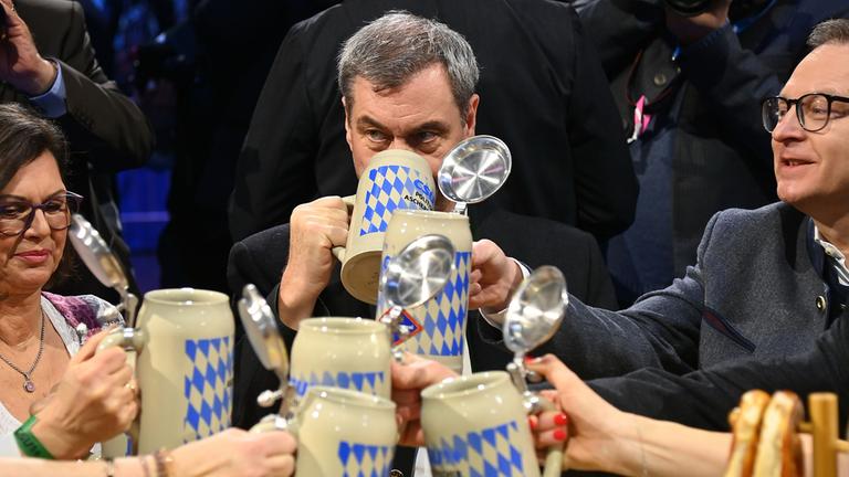 Markus Söder trinkt aus Maßkrug