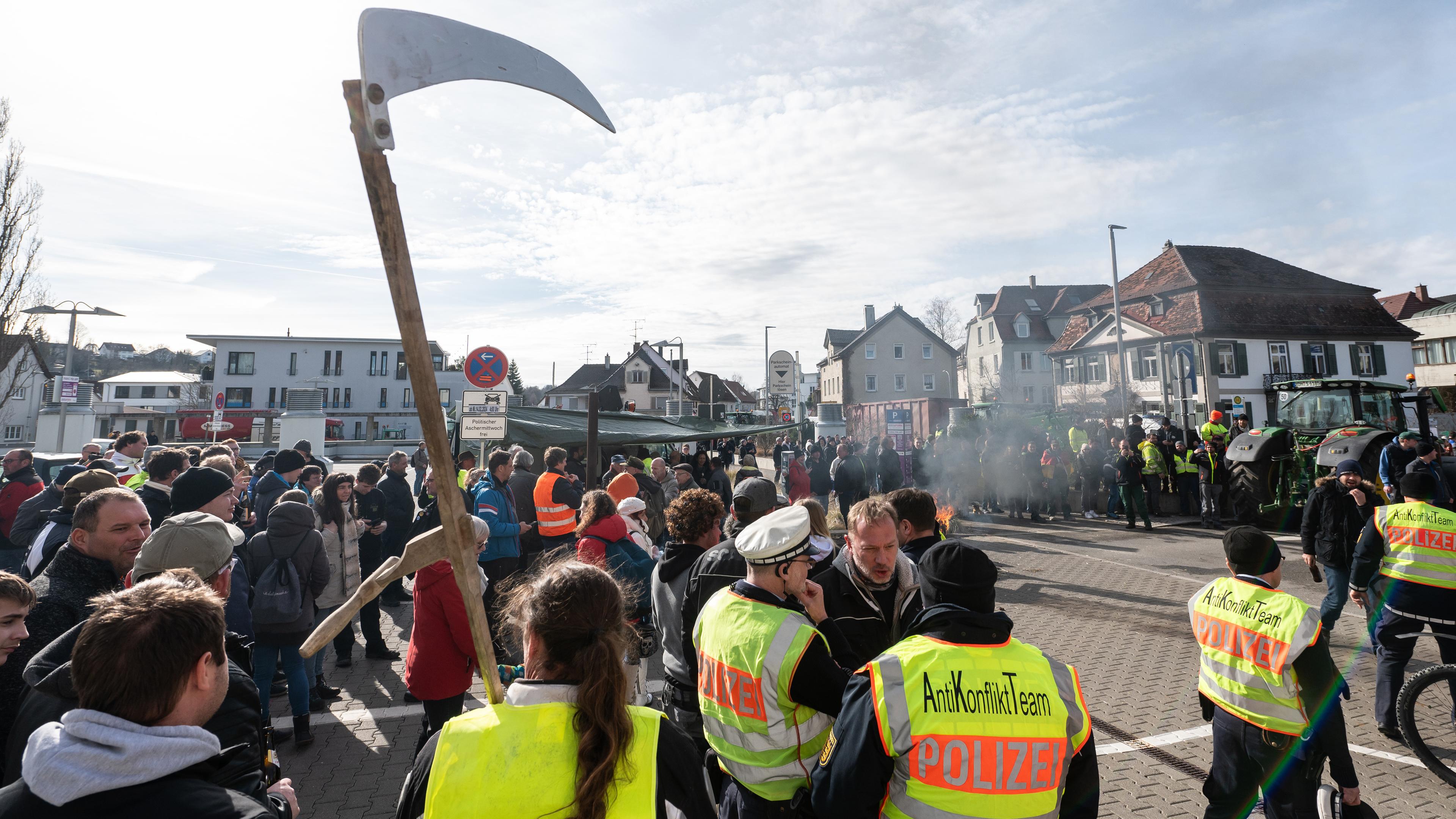 Zahlreiche Menschen versammeln sich beim politischen Aschermittwoch der baden-württembergischen Grünen vor der Stadthalle von Biberach an der Riß, um zu demonstrieren. 