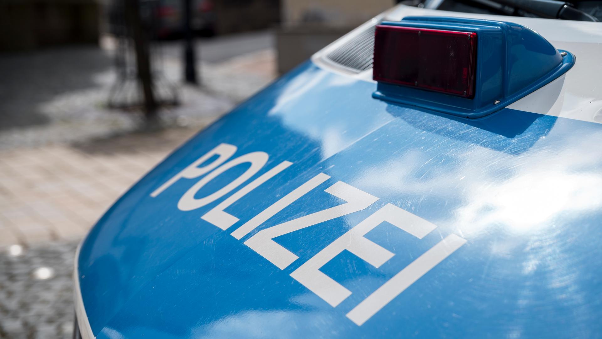 Motorhaube eines Fahrzeugs der Polizei