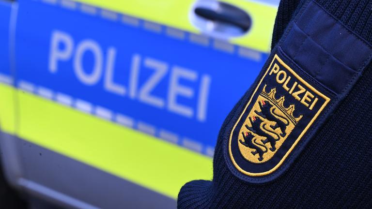 Das Logo der Polizei auf der Dienstkleidung eines Polizisten.