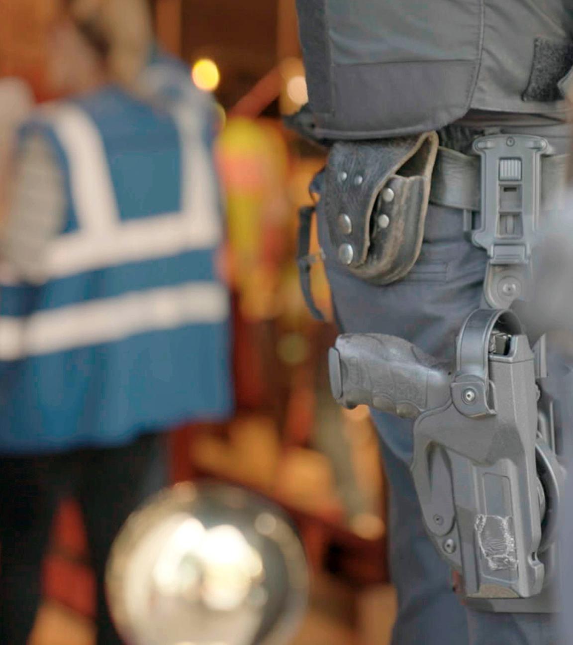 Polizist vor einer Shisha-Bar "Kriminelle Clans in Deutschland - Ist der Staat machtlos?": Ein Pistolenhalfter ist an der Hüfte eines Polizisten befestigt.