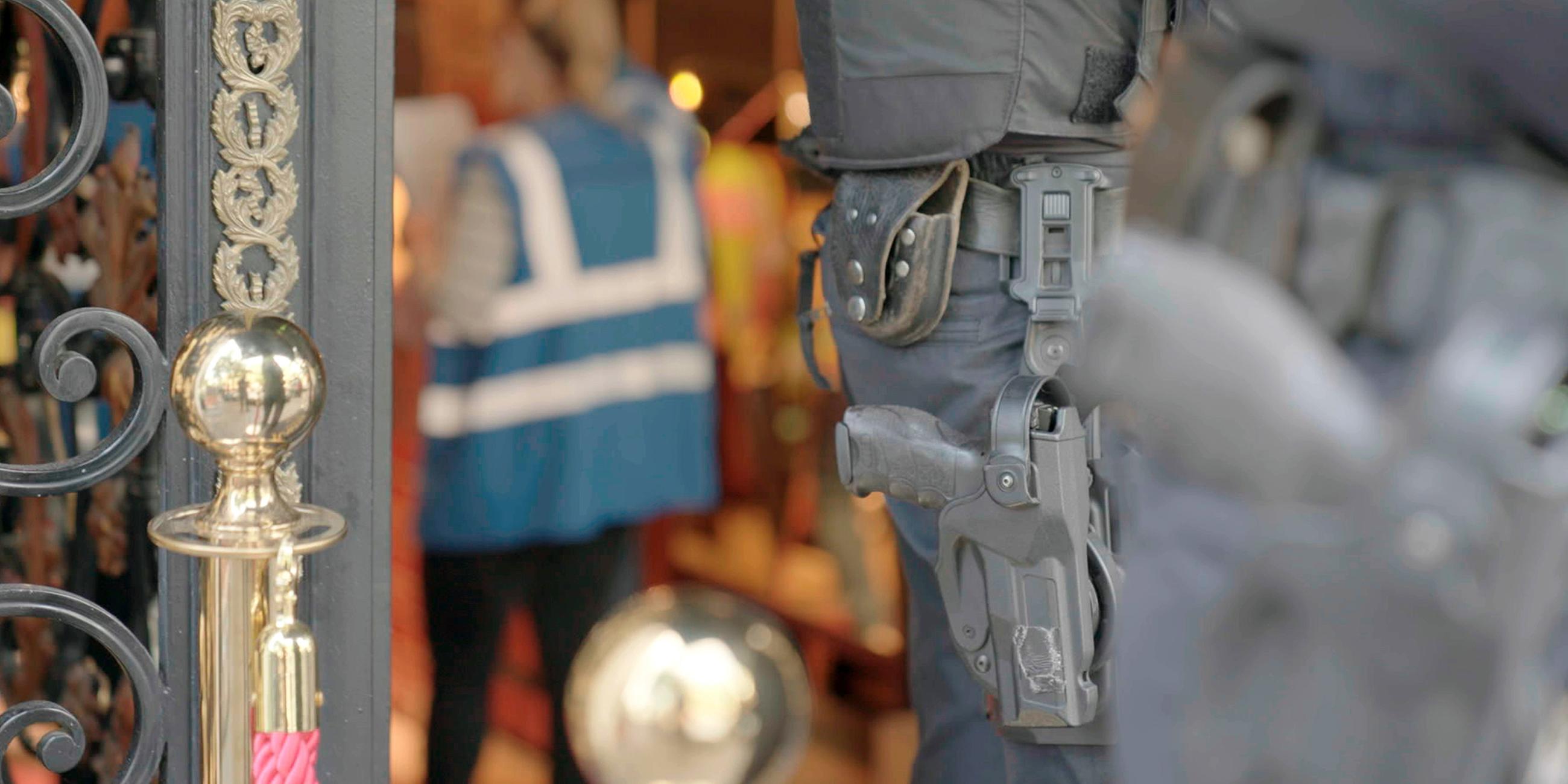Polizist vor einer Shisha-Bar "Kriminelle Clans in Deutschland - Ist der Staat machtlos?": Ein Pistolenhalfter ist an der Hüfte eines Polizisten befestigt.