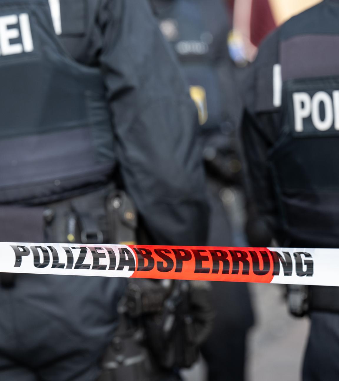 Polizei hinter einem Absperrband