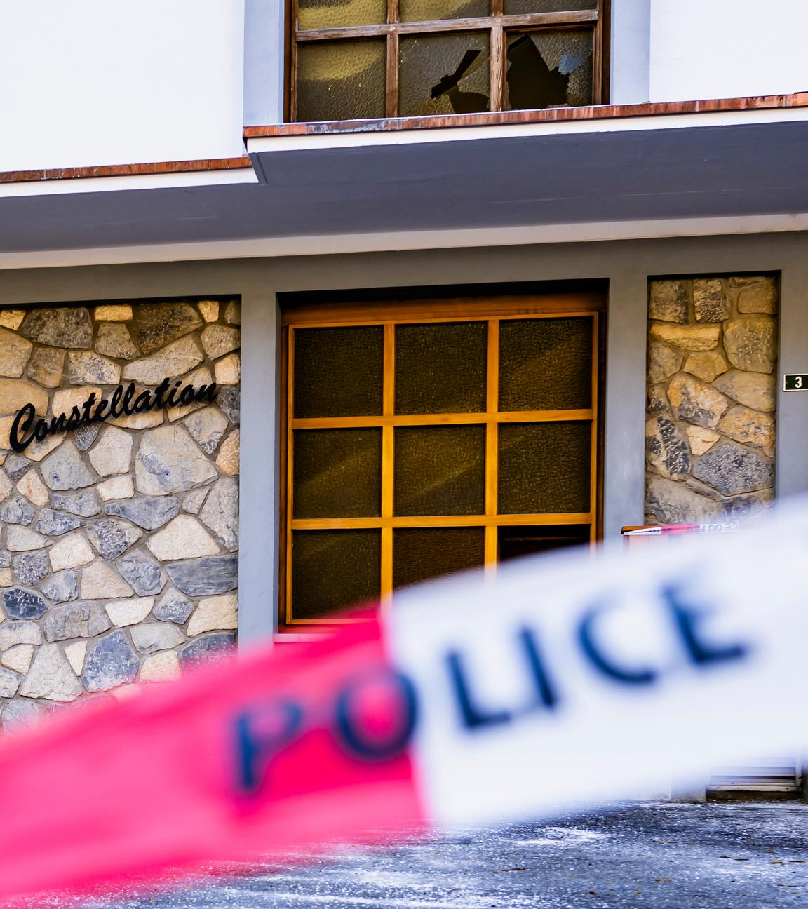 Absperrband der Schweizer Polizei vor der Bar "Le Constellation" nachdem ein Feuer dort in der Neujahrsnacht ausbrach. 