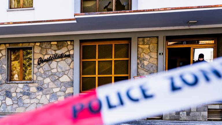 Absperrband der Schweizer Polizei vor der Bar "Le Constellation" nachdem ein Feuer dort in der Neujahrsnacht ausbrach. 