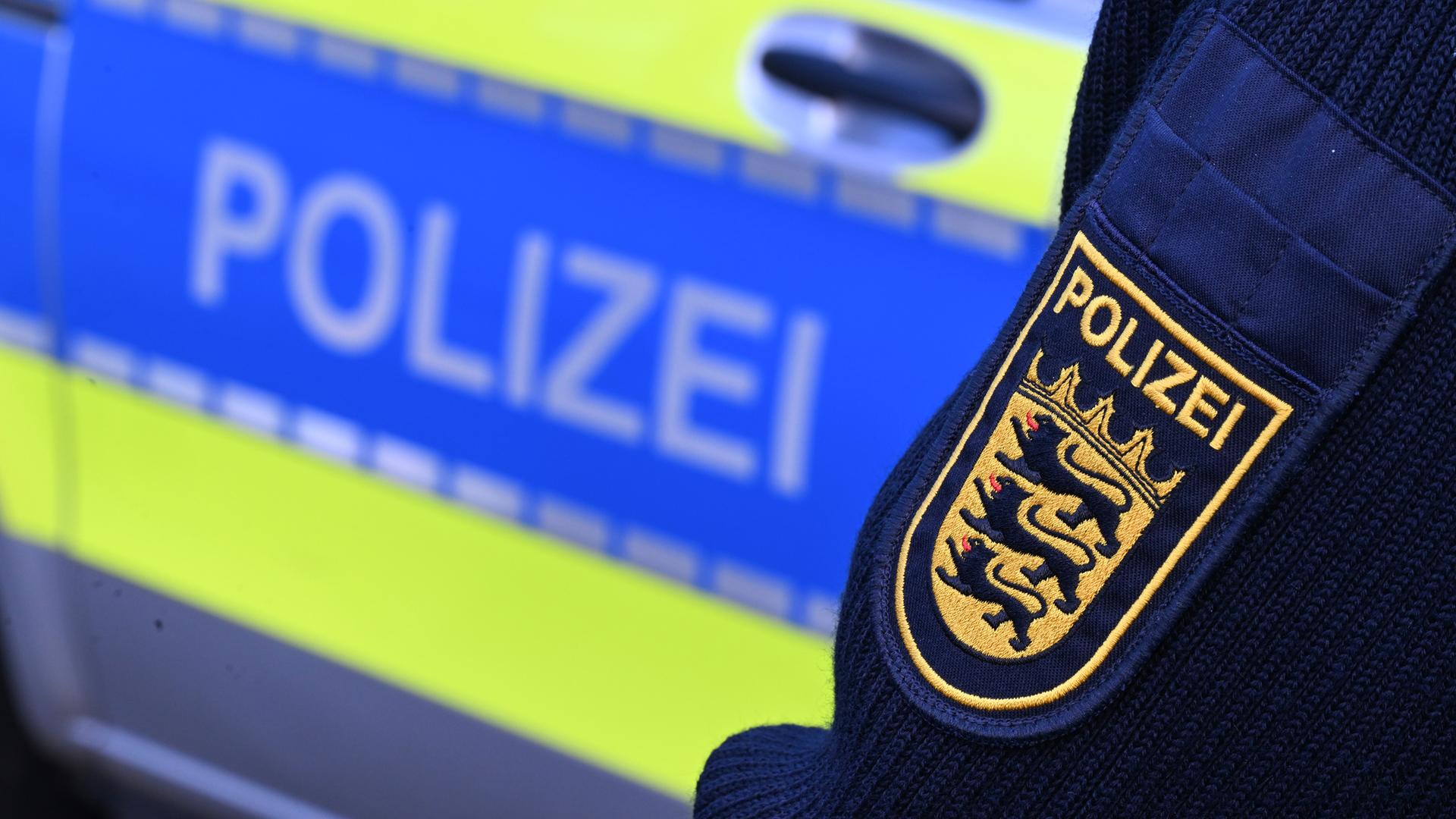 Baden-Württemberg, Stuttgart: Das Logo der Polizei auf der Dienstkleidung eines Polizisten.