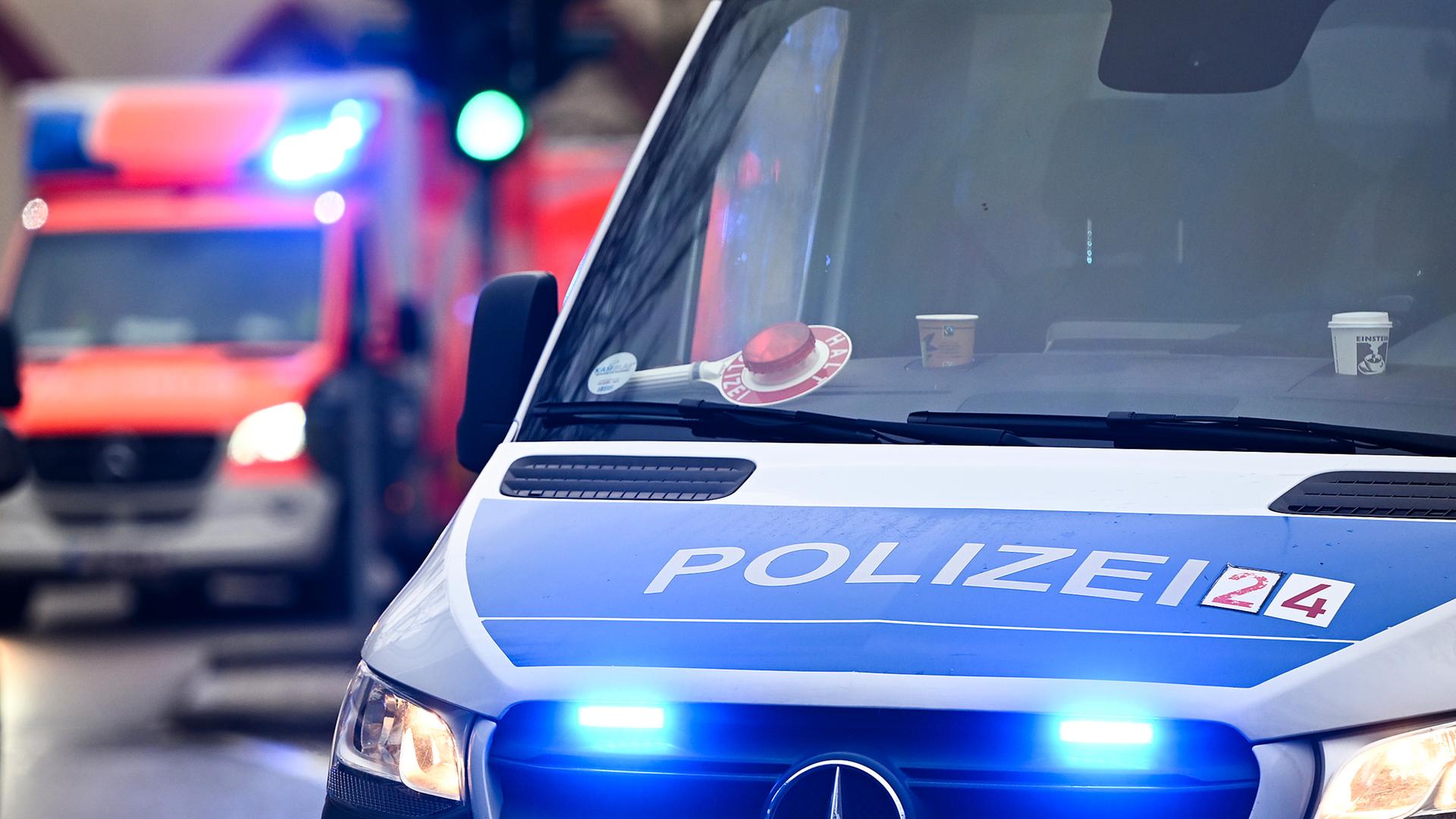  Ein Polizeiauto und ein Rettungswagen mit Blaulicht in Berlin