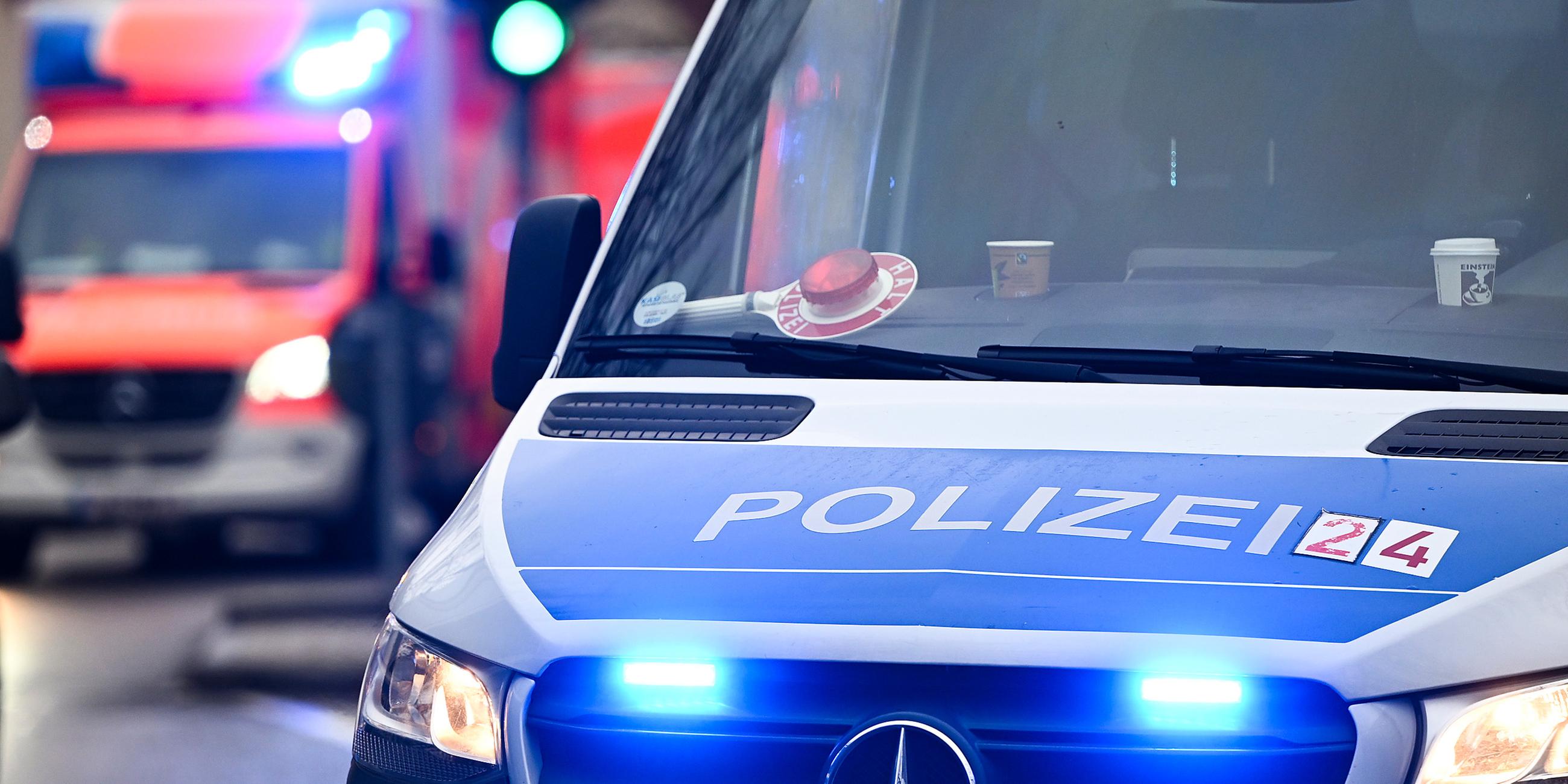  Ein Polizeiauto und ein Rettungswagen mit Blaulicht in Berlin