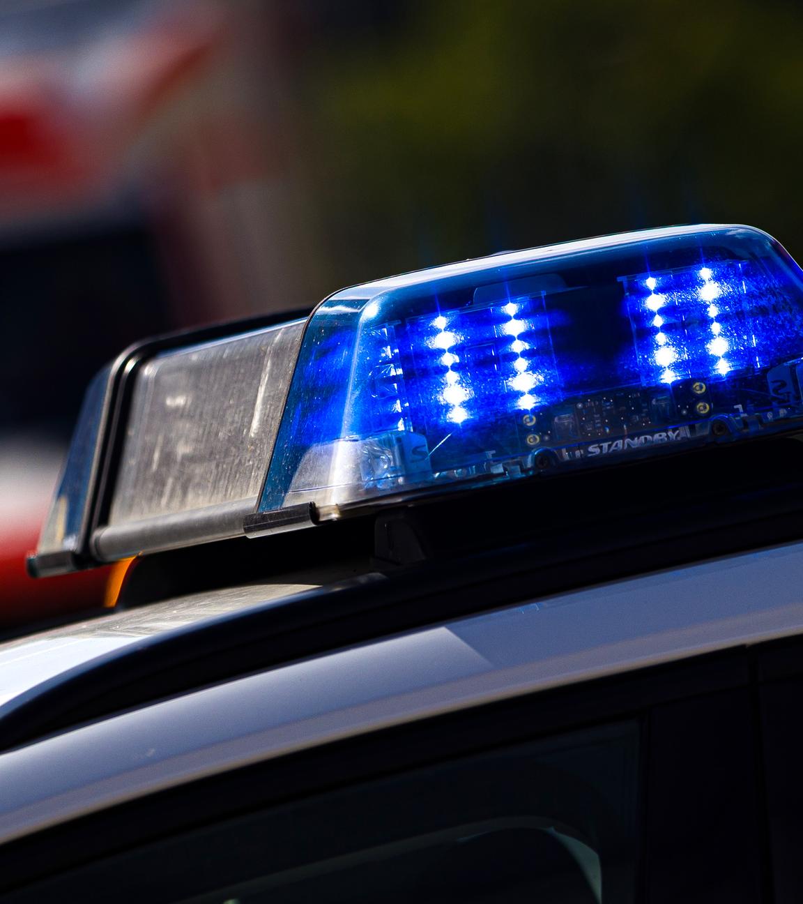 Das Blaulicht eines Einsatzfahrzeugs der Polizei Hannover leuchtet an einer Einsatzstelle