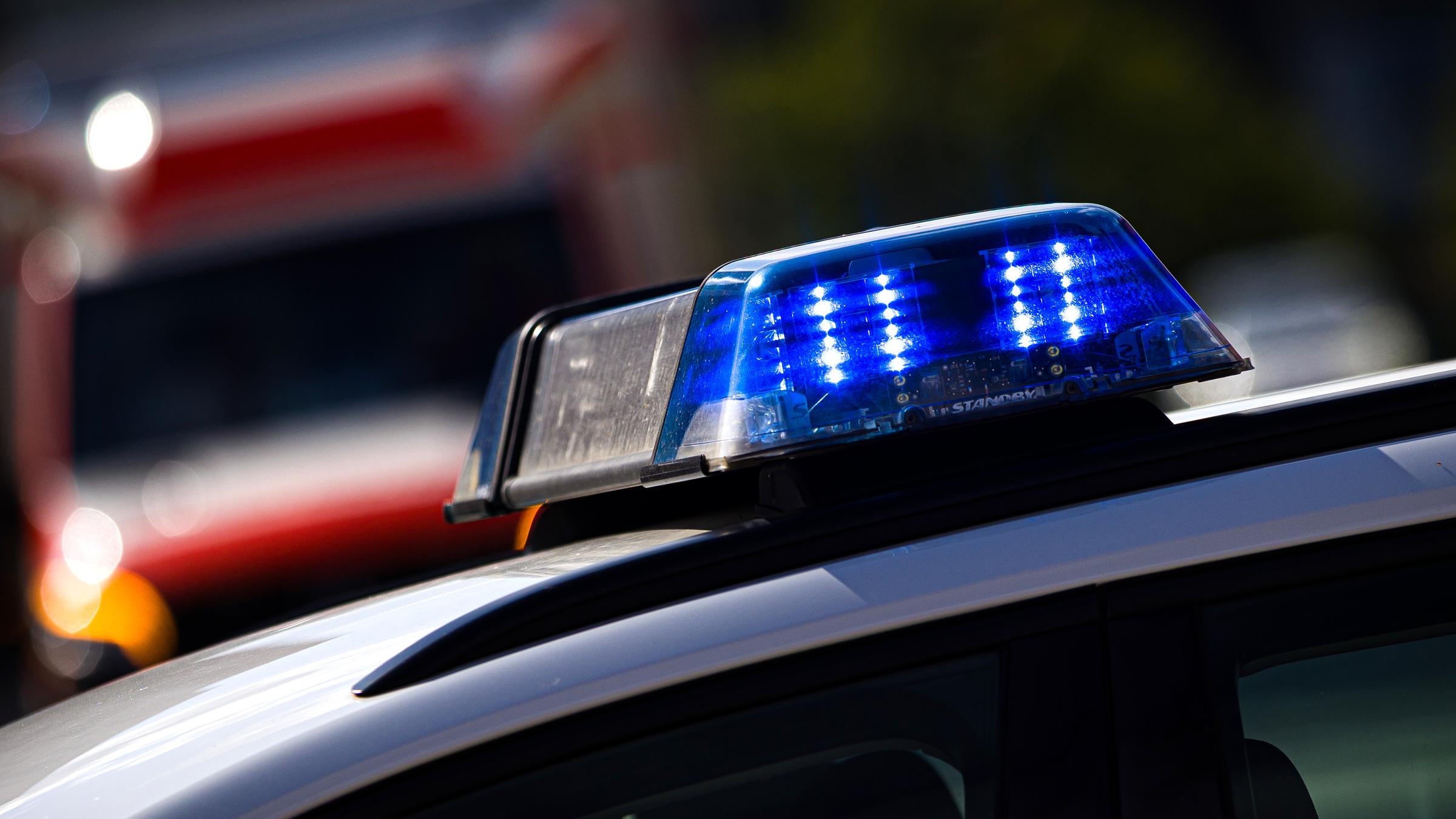 Das Blaulicht eines Einsatzfahrzeugs der Polizei Hannover leuchtet an einer Einsatzstelle