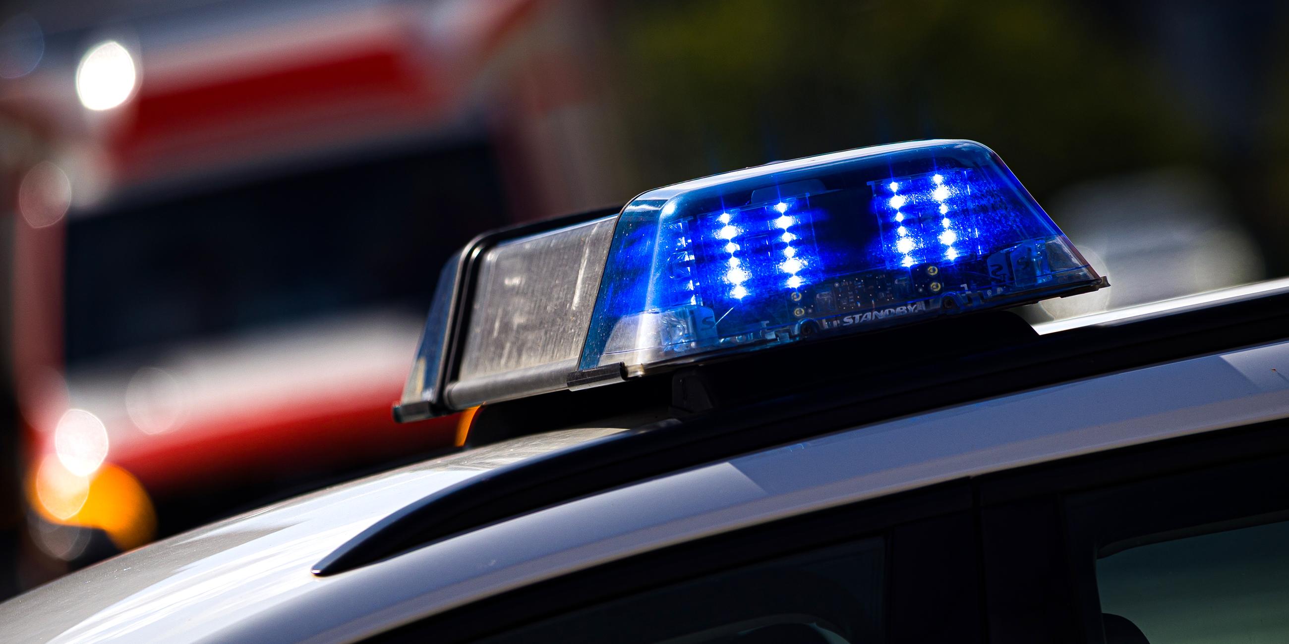 Das Blaulicht eines Einsatzfahrzeugs der Polizei Hannover leuchtet an einer Einsatzstelle