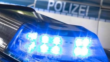 Blaulicht auf dem Dach eines Polizeiwagens (Archivbild)