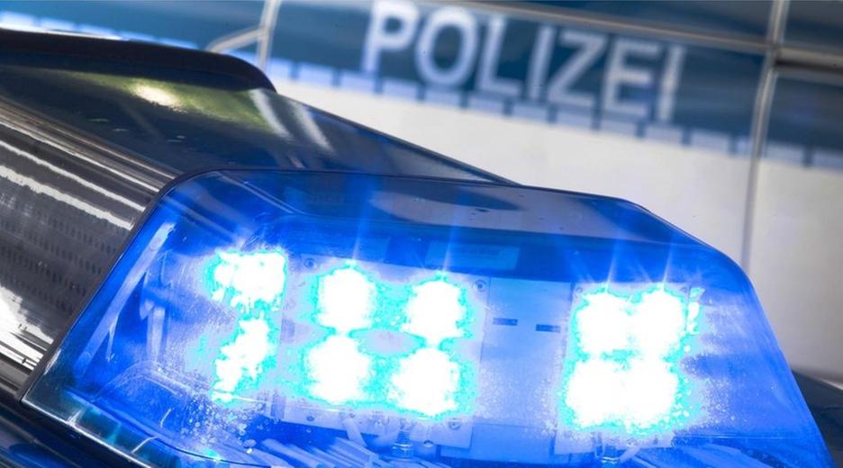 Blaulicht auf dem Dach eines Polizeiwagens (Archivbild)