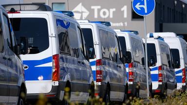 Polizei steht am Flughafen Leipzig/Halle. 