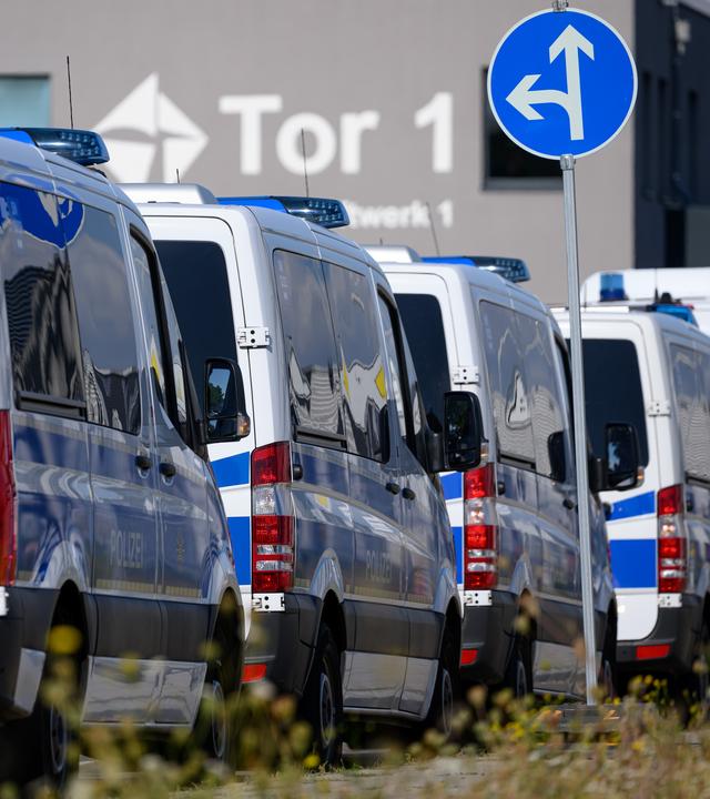 Polizei steht am Flughafen Leipzig/Halle. 