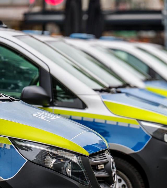 Einsatzfahrzeuge vor dem ersten Polizeirevier in der Innenstadt von Frankfurt am Main am 10.10.2025.