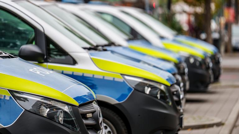 Einsatzfahrzeuge vor dem ersten Polizeirevier in der Innenstadt von Frankfurt am Main am 10.10.2025.