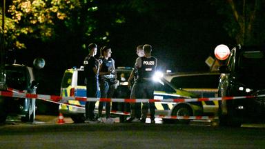 Polizisten stehen auf einer abgesperrten Straße. Bei einem Schusswaffeneinsatz der Polizei in Recklinghausen ist ein mutmaßlicher Messerangreifer tödlich getroffen worden. 
