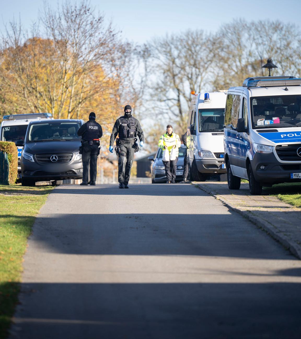 Polizeiautos stehen vor einem Wohnhaus in Reimershagen. 