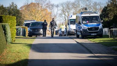 Polizeiautos stehen vor einem Wohnhaus in Reimershagen. 