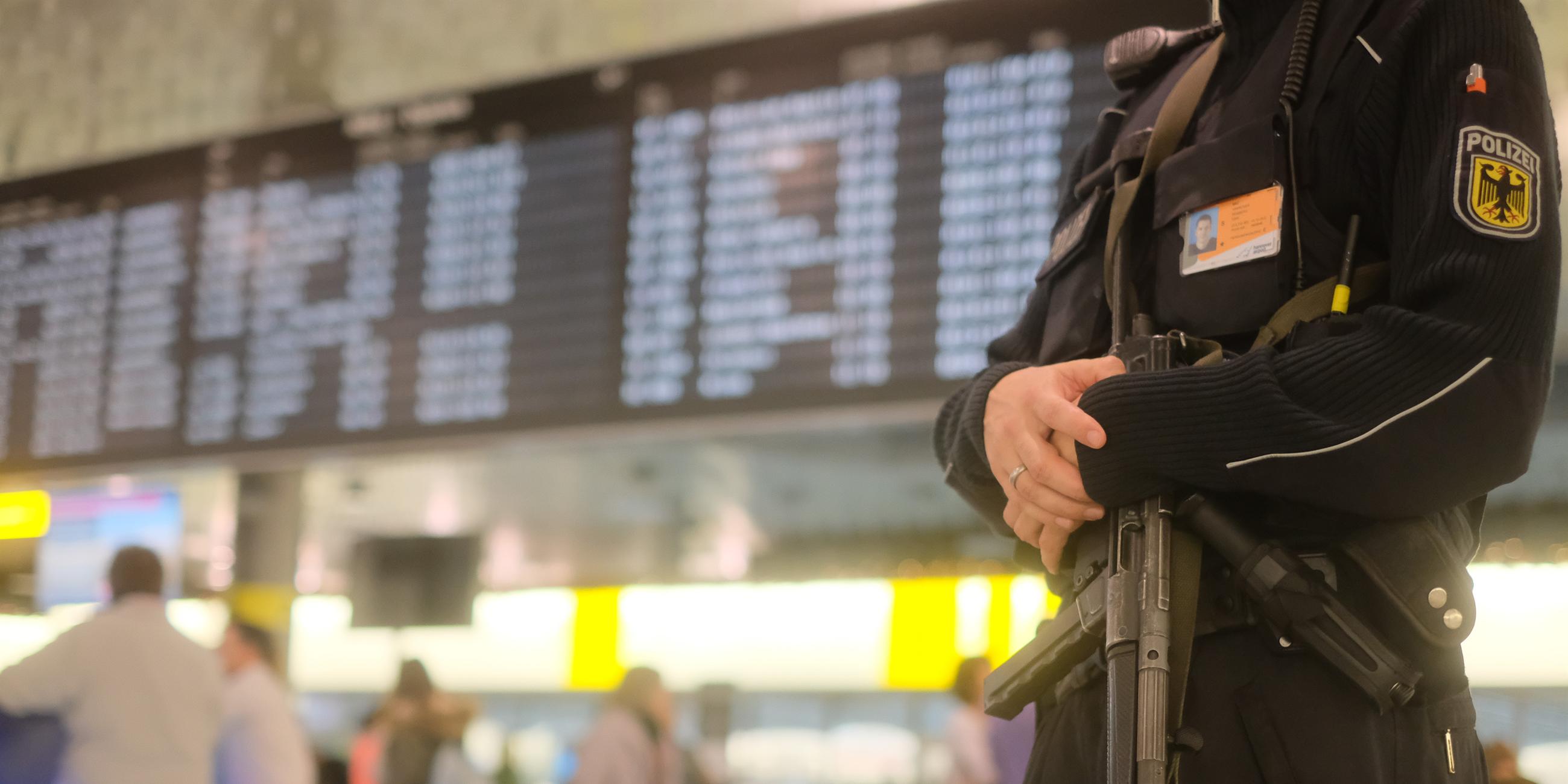 Ein Bundespolizist steht auf dem Flughafen.