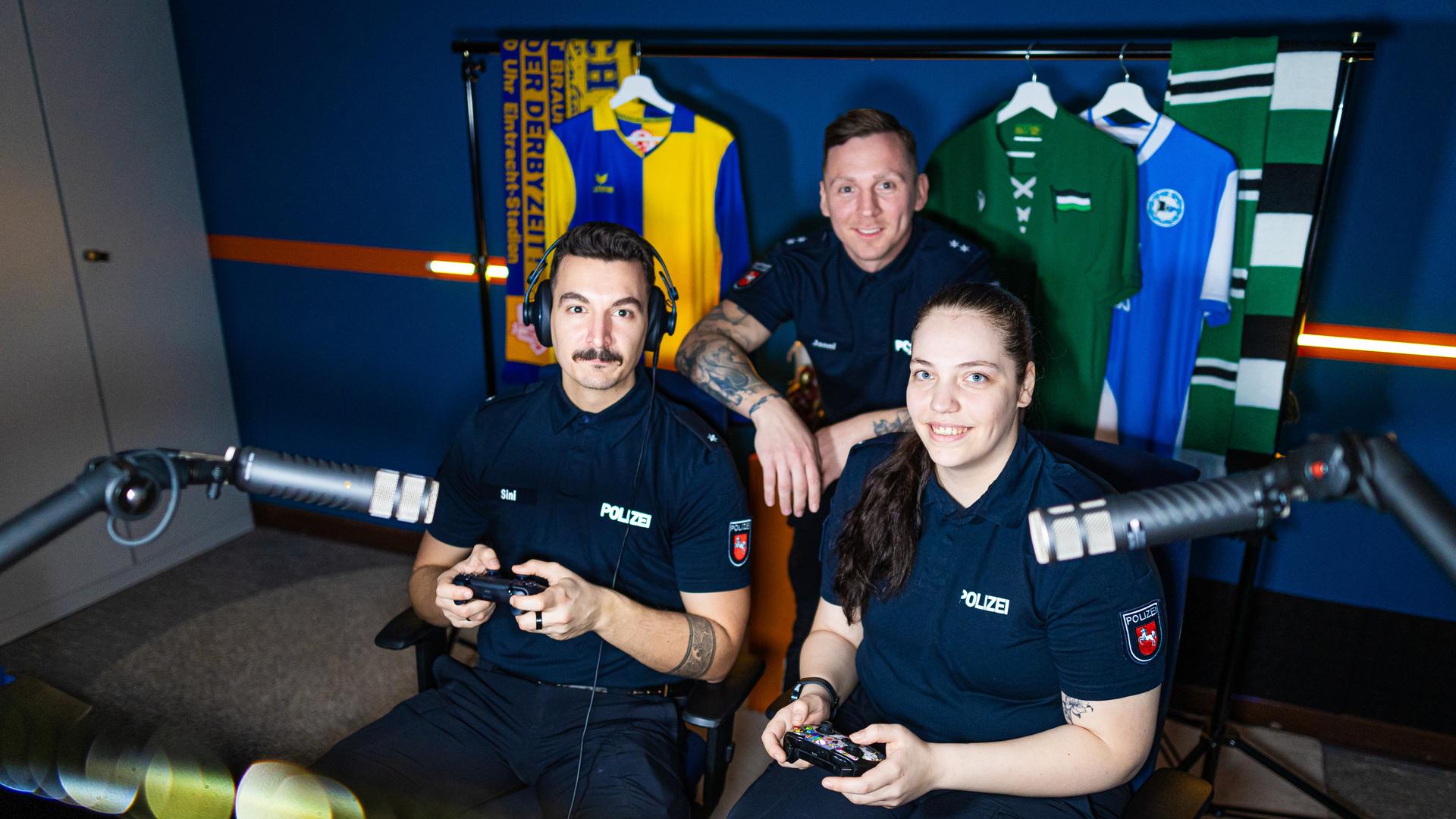 Polizeikommissar Sini, Polizeioberkommissar Janni und Polizeikommissarin Jo (Twitch-Namen) spielen in einem Streamingraum ein Computerspiel.