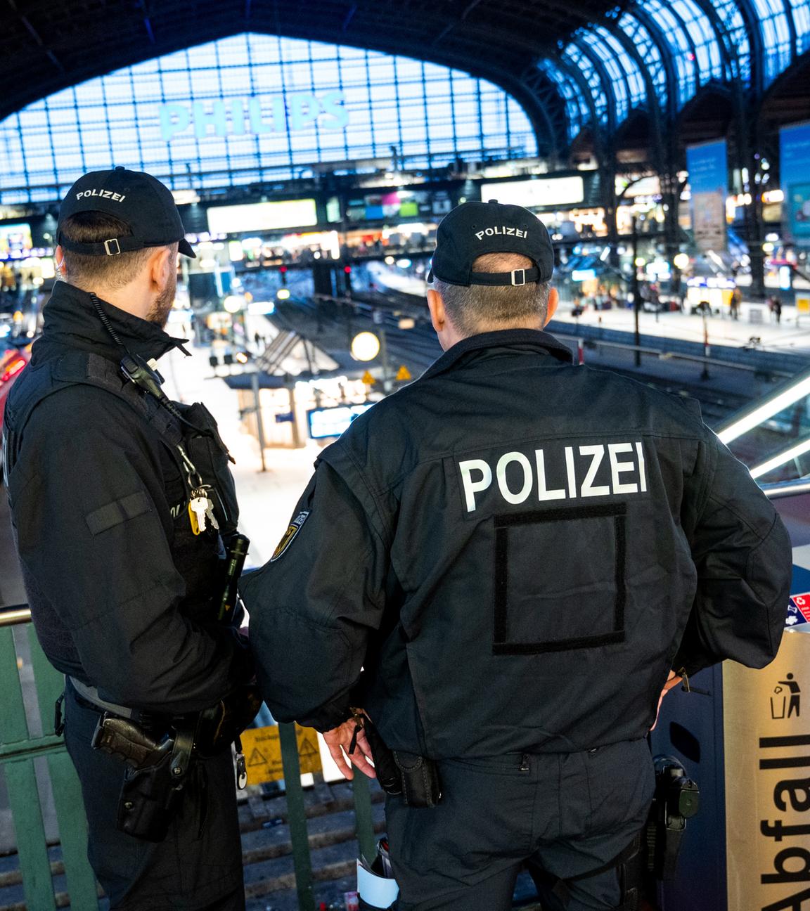 Hamburg: Einsatzkräfte der Bundespolizei kontrollieren am Hauptbahnhof die Bahnsteige.